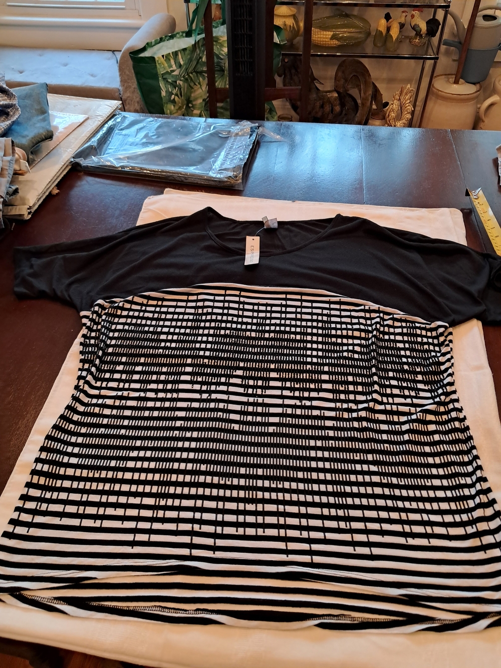 Espresso Black & White Patterned Short-Sleeve Women's Shirt